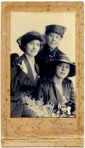 Photo of photos/Mary Jane McKenzie McLennan b1879 w mthr & dau